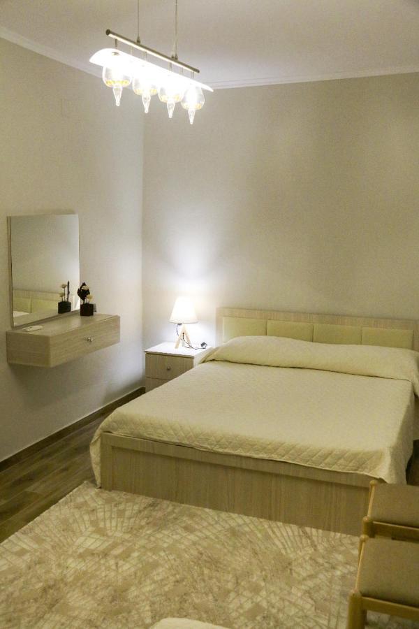 New Bazaar Arben'S Apartment Tirana Exteriör bild